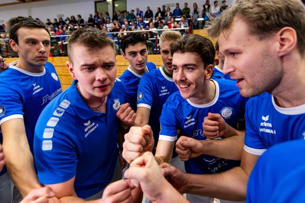 21 12 2025, GER, Volleyball, 2 BL Maenner Sued, Saison 2025 2026, Blue Volleys Gotha L E Volleys Robert Werner Blue Volleys Gotha , Christoph Assmann Blue Volleys Gotha , Jean Filippidis Blue Volleys Gotha , Hannes Krochmann Blue Volleys Gotha , Daniel Mark Ridings Blue Volleys Gotha , Tim Wagner Blue Volleys Gotha 99867 Gotha Sporthalle Sportanlage Ernesti Thüringen Germany