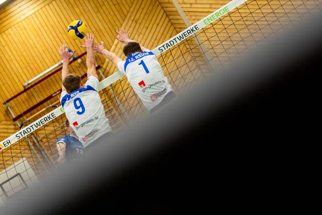 21 12 2025, GER, Volleyball, 2 BL Maenner Sued, Saison 2025 2026, Blue Volleys Gotha L E Volleys Ben Bierwisch Blue Volleys Gotha Cedrik Moede L E Volleys Leipzig , Maxim Kuenitz L E Volleys Leipzig 99867 Gotha Sporthalle Sportanlage Ernesti Thüringen Germany