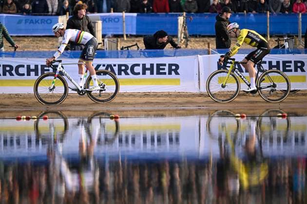 X2O Badkamers Trofee 2025-2026 Hofstade HOFSTADE, BELGIUM - DECEMBER 22 : Van Der Poel Mathieu (NED) of Alpecin-Deceuninck and Van Aert Wout (BEL) of Team Visma - Lease A Bike during the 4th leg of the Plage Cross X2O Badkamers Trofee 2025-2026 a cyclocross race for Men Elite on December 22, 2025 in Hofstade, Belgium, 22 12 2025 ( Hofstade Belgium  Copyright: xNicoxVereeckenx