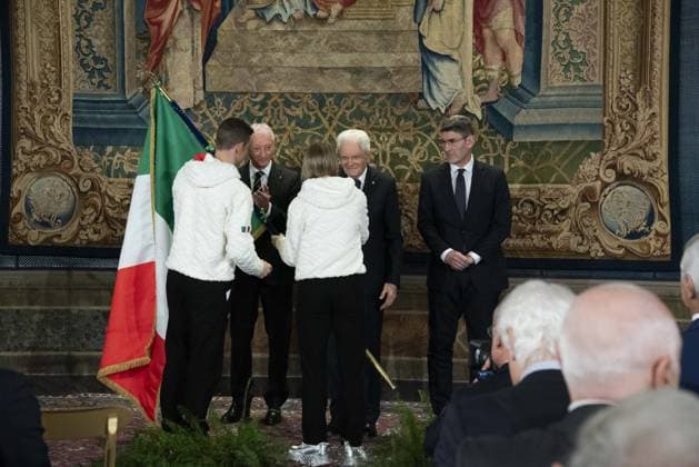 Foto IPP Diego Nangano Cappello Roma 22-12-2025 Cerimonia di consegna della Bandiera agli atleti italiani in partenza per i Giochi Olimpici e Paralimpici di Milano Cortina 2026 nella foto: Luciano Buonfiglio (Presidente del Comitato Olimpico Nazionale Italiano), Sergio Mattarella (Presidente della Repubblica Italiana), Marco Giunio De Sanctis (Presidente di Comitato Italiano Paralimpico), consegna la Bandiera Italiana atleti in partenza per i Giochi Olimpici e Paralimpici di Milano-Cortina 2026. Italy Photo Press - World Copyright italy ITALY  Copyright: xR4924_italyphotopressx
