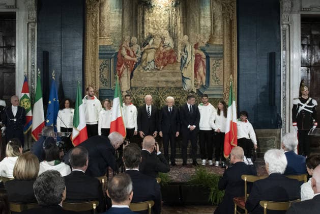 Foto IPP Diego Nangano Cappello Roma 22-12-2025 Cerimonia di consegna della Bandiera agli atleti italiani in partenza per i Giochi Olimpici e Paralimpici di Milano Cortina 2026 nella foto: Luciano Buonfiglio (Presidente del Comitato Olimpico Nazionale Italiano), Sergio Mattarella (Presidente della Repubblica Italiana), Marco Giunio De Sanctis (Presidente di Comitato Italiano Paralimpico), gli atleti italiani in partenza per i Giochi Olimpici e Paralimpici di Milano-Cortina 2026. Italy Photo Press - World Copyright italy ITALY  Copyright: xR4924_italyphotopressx