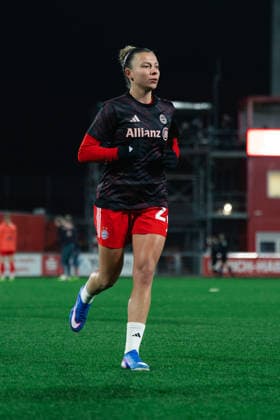 Arianna Caruso (FC Bayern München, 27) warming up before the Google Pixel Frauen Bundesliga game between Bayer 04 Leverkusen and FC Bayern München at Ulrich - Haberland Stadium in Leverkusen, Germany Copyright: xLeoniexKiehlx xSPPx Sportspressphoto_SPR76486