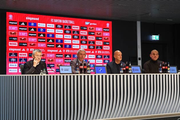 Svetislav Pesic FC Bayern Basketball, new Head Coach , Andreas Burkert FC Bayern Basketball, Press Spokesman, Head of Corporate Communications and Dragan Tarlac FC Bayern Basketball, Managing Director Sport , GER, FC Bayern Basketball Press Conference, Season 2025 2026, 22 12 2025, GER, FC Bayern Basketball Press Conference, Season 2025 2026, 22 12 2025 Munich Copyright: xEibner-Pressefoto JennixMaulx EP_JML