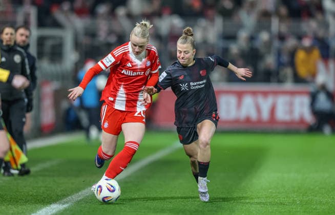 GER, Leverkusen, Bayer Leverkusen vs FC Bayern Munich, Google Pixel Womens Bundesliga, Soccer, DFB, Season 2025 2026, Ulrich Haberland Stadium, 14 Matchday in picture f l Franziska Kett Bayern Munich 20 , Kristin Kögel Bayer Leverkusen 11 , Duel DFB DFL REGULATIONS PROHIBIT ANY USE OF PHOTOGRAPHS AS IMAGE SEQUENCES AND OR QUASI VIDEO, 22 12 2025 Copyright: HMBxMedia HendrikxHamelau