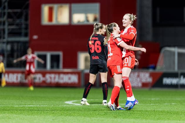 GOOGLE PIXEL Frauen-Bundesliga, Bayer 04 Leverkusen - FC Bayern München; 22.12.2025 Franziska Kett (FC Bayern München, 20) bejubelt ihren Treffer zum 0:1, Tor, Torjubel GOOGLE PIXEL Frauen-Bundesliga, Bayer 04 Leverkusen - FC Bayern München, Leverkusen, Ulrich-Haberland-Stadion am 22.12.2025 DFB REGULATIONS PROHIBIT ANY USE OF PHOTOGRAPHS AS IMAGE SEQUENCES AND OR QUASI-VIDEO. Copyright: xBEAUTIFULxSPORTS Wunderlx