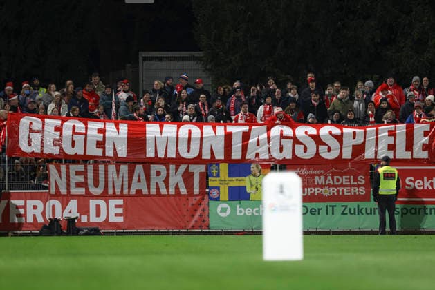 Fans von FC Bayern München sind zu sehen waehrend des Spiels der Frauen Bundesliga zwischen Bayer 04 Leverkusen und Bayern München, Ulrich-Haberland-Stadion am 22. Dezember 2025 in Leverkusen, Deutschland. (Foto von Oliver Kaelke DeFodi Images) +++ Supporters of FC Bayern München are seen during the Woman Bundesliga match between Bayer 04 Leverkusen and Bayern München at Ulrich-Haberland-Stadion on December 22, 2025 in Leverkusen, Germany. (Photo by Oliver Kaelke DeFodi Images) DFL regulations prohibit any use of photographs as image sequences and or quasi-video. (Photo by Oliver Kaelke DeFodi Images) -