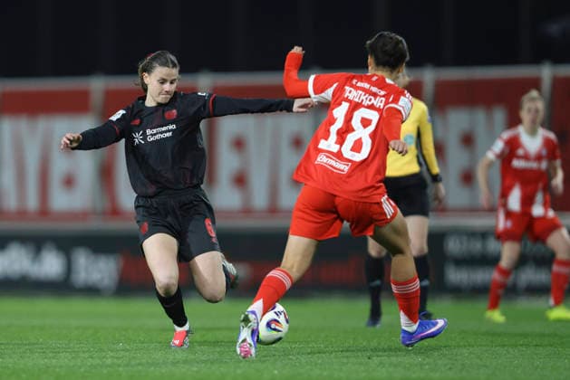 Katharina PiljiÄ‡ (Bayer 04 Leverkusen) und Momoko Tanikawa (FC Bayern München) im Zweikampf waehrend des Spiels der Frauen Bundesliga zwischen Bayer 04 Leverkusen und Bayern München, Ulrich-Haberland-Stadion am 22. Dezember 2025 in Leverkusen, Deutschland. (Foto von Oliver Kaelke DeFodi Images) +++ Katharina PiljiÄ‡ (Bayer 04 Leverkusen) und Momoko Tanikawa (FC Bayern München) battle for the ball during the Woman Bundesliga match between Bayer 04 Leverkusen and Bayern München at Ulrich-Haberland-Stadion on December 22, 2025 in Leverkusen, Germany. (Photo by Oliver Kaelke DeFodi Images) DFL regulations prohibit any use of photographs as image sequences and or quasi-video. (Photo by Oliver Kaelke DeFodi Images) -