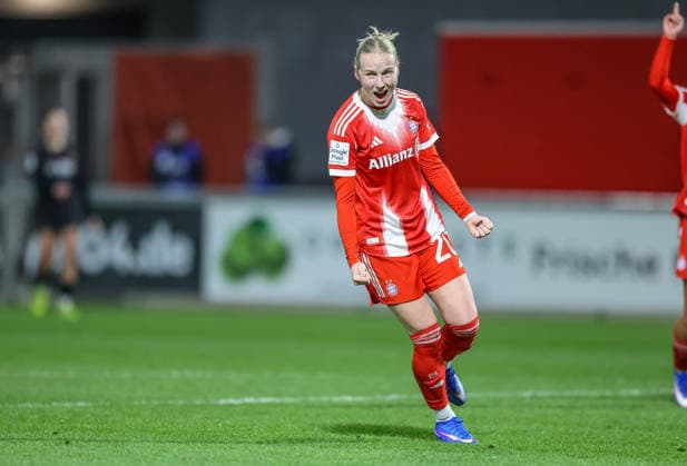 GER, Leverkusen, Bayer Leverkusen vs FC Bayern München, Google Pixel Frauen Bundesliga, Fussball, DFB, Spielzeit 2025 2026, Ulrich-Haberland-Stadion, 14. Spieltag im Bild: Franziska Kett (Bayern München 20) erzielt das 0:1, im Tor, Jubel und Freude, Emotionen DFB DFL REGULATIONS PROHIBIT ANY USE OF PHOTOGRAPHS AS IMAGE SEQUENCES AND OR QUASI-VIDEO, 22.12.2025 Copyright: HMBxMedia HendrikxHamelau