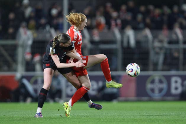 Caroline Kehrer (Bayer 04 Leverkusen) und Stine Ballisager Pedersen (FC Bayern München) im Zweikampf waehrend des Spiels der Frauen Bundesliga zwischen Bayer 04 Leverkusen und Bayern München, Ulrich-Haberland-Stadion am 22. Dezember 2025 in Leverkusen, Deutschland. (Foto von Oliver Kaelke DeFodi Images) +++ Caroline Kehrer (Bayer 04 Leverkusen) und Stine Ballisager Pedersen (FC Bayern München) battle for the ball during the Woman Bundesliga match between Bayer 04 Leverkusen and Bayern München at Ulrich-Haberland-Stadion on December 22, 2025 in Leverkusen, Germany. (Photo by Oliver Kaelke DeFodi Images) DFL regulations prohibit any use of photographs as image sequences and or quasi-video. (Photo by Oliver Kaelke DeFodi Images) -