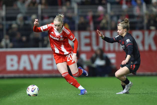 Franziska Kett (FC Bayern München) und Kristin Kögel (Bayer 04 Leverkusen) im Zweikampf waehrend des Spiels der Frauen Bundesliga zwischen Bayer 04 Leverkusen und Bayern München, Ulrich-Haberland-Stadion am 22. Dezember 2025 in Leverkusen, Deutschland. (Foto von Oliver Kaelke DeFodi Images) +++ Franziska Kett (FC Bayern München) und Kristin Kögel (Bayer 04 Leverkusen) battle for the ball during the Woman Bundesliga match between Bayer 04 Leverkusen and Bayern München at Ulrich-Haberland-Stadion on December 22, 2025 in Leverkusen, Germany. (Photo by Oliver Kaelke DeFodi Images) DFL regulations prohibit any use of photographs as image sequences and or quasi-video. (Photo by Oliver Kaelke DeFodi Images) -