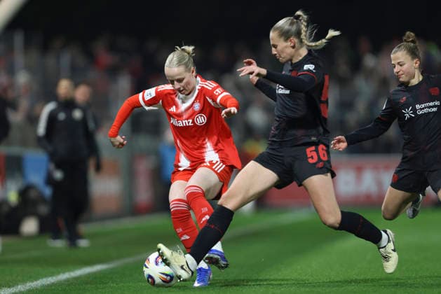 Franziska Kett (FC Bayern München) und Juliette Vidal (Bayer 04 Leverkusen) im Zweikampf waehrend des Spiels der Frauen Bundesliga zwischen Bayer 04 Leverkusen und Bayern München, Ulrich-Haberland-Stadion am 22. Dezember 2025 in Leverkusen, Deutschland. (Foto von Oliver Kaelke DeFodi Images) +++ Franziska Kett (FC Bayern München) und Juliette Vidal (Bayer 04 Leverkusen) battle for the ball during the Woman Bundesliga match between Bayer 04 Leverkusen and Bayern München at Ulrich-Haberland-Stadion on December 22, 2025 in Leverkusen, Germany. (Photo by Oliver Kaelke DeFodi Images) DFL regulations prohibit any use of photographs as image sequences and or quasi-video. (Photo by Oliver Kaelke DeFodi Images) -