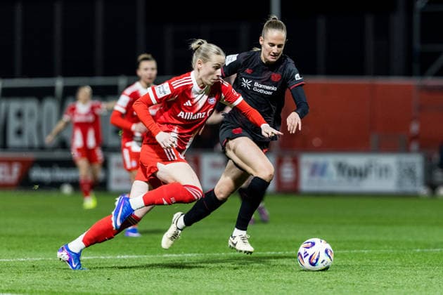 GOOGLE PIXEL Frauen Bundesliga, Bayer 04 Leverkusen FC Bayern München 22 12 2025 Zweikampf Franziska Kett FC Bayern München, 20 , Juliette Vidal Bayer 04 Leverkusen, 56 GOOGLE PIXEL Frauen Bundesliga, Bayer 04 Leverkusen FC Bayern München, Leverkusen, Ulrich Haberland Stadion am 22 12 2025 DFB REGULATIONS PROHIBIT ANY USE OF PHOTOGRAPHS AS IMAGE SEQUENCES AND OR QUASI VIDEO Copyright: xBEAUTIFULxSPORTS Wunderlx