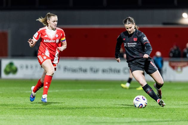 GOOGLE PIXEL Womens Bundesliga, Bayer 04 Leverkusen FC Bayern Munich 22 12 2025 duel Georgia Stanway FC Bayern Munich, 31 , Katharina Piljic Bayer 04 Leverkusen, 6 GOOGLE PIXEL Womens Bundesliga, Bayer 04 Leverkusen FC Bayern Munich, Leverkusen, Ulrich Haberland Stadion am 22 12 2025 DFB REGULATIONS PROHIBIT ANY USE OF PHOTOGRAPHS AS IMAGE SEQUENCES AND OR QUASI VIDEO Copyright: xBEAUTIFULxSPORTS Wunderlx