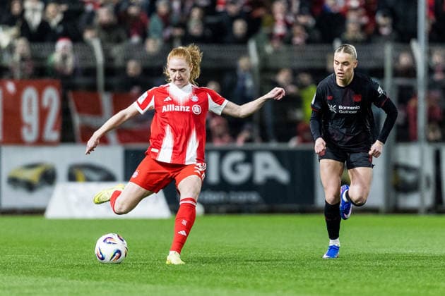 GOOGLE PIXEL Frauen Bundesliga, Bayer 04 Leverkusen FC Bayern München 22 12 2025 Zweikampf Stine Ballisager FC Bayern München, 3 , Cornelia Kramer Bayer 04 Leverkusen, 7 GOOGLE PIXEL Frauen Bundesliga, Bayer 04 Leverkusen FC Bayern München, Leverkusen, Ulrich Haberland Stadion am 22 12 2025 DFB REGULATIONS PROHIBIT ANY USE OF PHOTOGRAPHS AS IMAGE SEQUENCES AND OR QUASI VIDEO Copyright: xBEAUTIFULxSPORTS Wunderlx