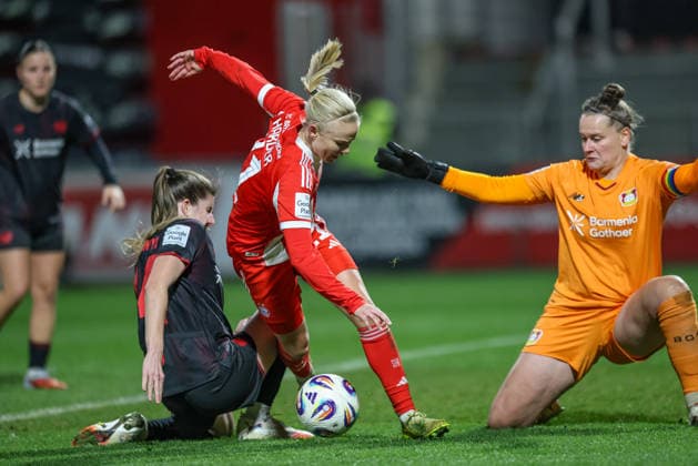 GER, Leverkusen, Bayer Leverkusen vs FC Bayern Munich, Google Pixel Womens Bundesliga, Football, DFB, Season 2025 2026, Ulrich Haberland Stadium, 14 Matchday in picture v l Lilla Turanyi Bayer Leverkusen 24 fouls Pernille Harder Bayern Munich 21 , Penalty DFB DFL REGULATIONS PROHIBIT ANY USE OF PHOTOGRAPHS AS IMAGE SEQUENCES AND OR QUASI VIDEO, 22 12 2025 Copyright: HMBxMedia HendrikxHamelau