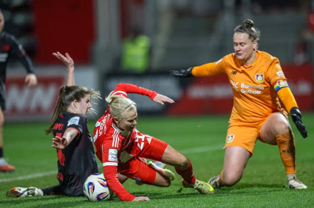 GER, Leverkusen, Bayer Leverkusen vs FC Bayern Munich, Google Pixel Womens Bundesliga, Football, DFB, Season 2025 2026, Ulrich Haberland Stadium, 14 Matchday in picture v l Lilla Turanyi Bayer Leverkusen 24 fouls Pernille Harder Bayern Munich 21 , Penalty DFB DFL REGULATIONS PROHIBIT ANY USE OF PHOTOGRAPHS AS IMAGE SEQUENCES AND OR QUASI VIDEO, 22 12 2025 Copyright: HMBxMedia HendrikxHamelau