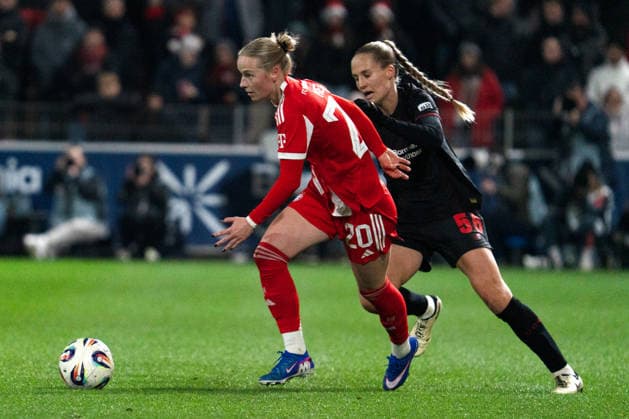 Germany Google Pixel Womens Bundesliga 2025 26, 14 Matchday Bayer 04 Leverkusen vs FC Bayern Munich 22 12 2025 Ulrich Haberland Stadion Franziska Kett FC Bayern Munich, 20 Juliette Vidal Bayer 04 Leverkusen, 56 Copyright: xCelinaxLeiersx