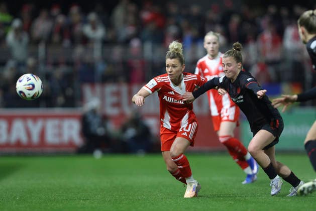 Linda Dallmann FC Bayern München and Kristin Kögel Bayer 04 Leverkusen battle for the ball during the Woman Bundesliga match between Bayer 04 Leverkusen and Bayern München, Ulrich Haberland Stadion on December 22, 2025 in Leverkusen, Germany, Germany Photo by Oliver Kaelke DeFodi Images Linda Dallmann FC Bayern München and Kristin Kögel Bayer 04 Leverkusen battle for the ball during the Woman Bundesliga match between Bayer 04 Leverkusen and Bayern München at Ulrich Haberland Stadion on December 22, 2025 in Leverkusen, Germany Photo by Oliver Kaelke DeFodi Images DFL regulations prohibit any use of photographs as image sequences and or quasi video Photo by Oliver Kaelke DeFodi Images