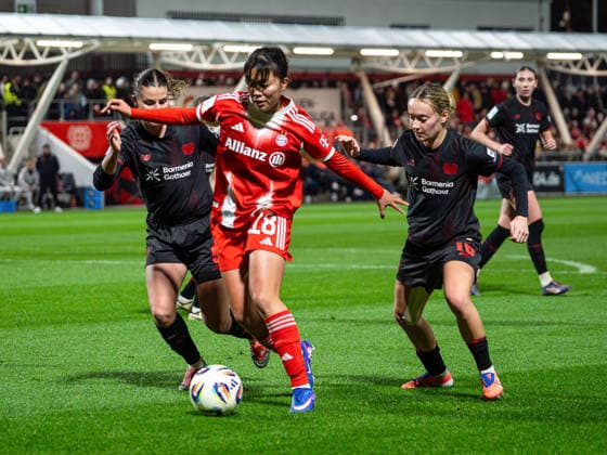 Momoko Tanikawa FC Bayern Muenchen, 18 dribbling against Katharina Piljic Bayer 04 Leverkusen, 06 and Sofie Zdebel Bayer 04 Leverkusen, 16 Bayer 04 Leverkusen vs FC Bayern Muenchen, Football, Womens Bundesliga, Google Pixel Womens Bundesliga, 14 Matchday, Season 2025 2026, 22 12 2025 DFB REGULATIONS PROHIBIT ANY USE OF PHOTOGRAPHS AS IMAGE SEQUENCES AND OR QUASI VIDEO, Bayer 04 Leverkusen vs FC Bayern Muenchen, Football, Womens Bundesliga, Google Pixel Womens Bundesliga, Matchday 14, Season 2025 2026, 22 12 2025 Leverkusen Copyright: xEibner-Pressefoto DamianxKruczynx EP_DKI