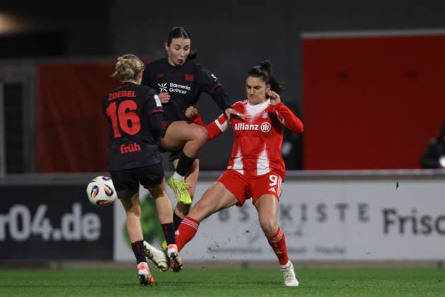 Sofie Zdebel Bayer 04 Leverkusen , Loreen Bender Bayer 04 Leverkusen and Jovana DamnjanoviÄ‡ FC Bayern München in a duel during the Womens Bundesliga match between Bayer 04 Leverkusen and Bayern München, Ulrich Haberland Stadion on December 22, 2025 in Leverkusen, Germany Photo by Oliver Kaelke DeFodi Images Sofie Zdebel Bayer 04 Leverkusen , Loreen Bender Bayer 04 Leverkusen and Jovana DamnjanoviÄ‡ FC Bayern München battle for the ball during the Woman Bundesliga match between Bayer 04 Leverkusen and Bayern München at Ulrich Haberland Stadion on December 22, 2025 in Leverkusen, Germany Photo by Oliver Kaelke DeFodi Images DFL regulations prohibit any use of photographs as image sequences and or quasi video Photo by Oliver Kaelke DeFodi Images