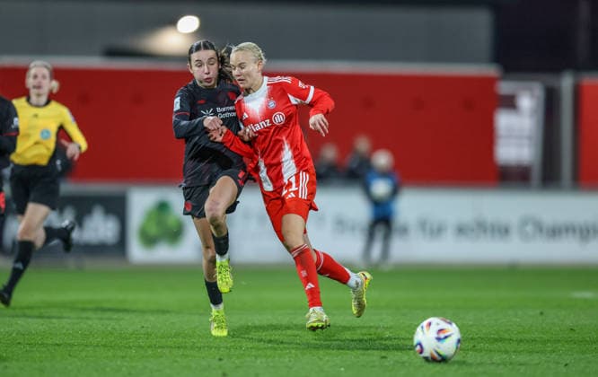 GER, Leverkusen, Bayer Leverkusen vs FC Bayern Munich, Google Pixel Womens Bundesliga, Football, DFB, Season 2025 2026, Ulrich Haberland Stadium, 14 Matchday in picture f l Loreen Bender Bayer Leverkusen 19 , Pernille Harder Bayern Munich 21 DFB DFL REGULATIONS PROHIBIT ANY USE OF PHOTOGRAPHS AS IMAGE SEQUENCES AND OR QUASI VIDEO, 22 12 2025 Copyright: HMBxMedia HendrikxHamelau