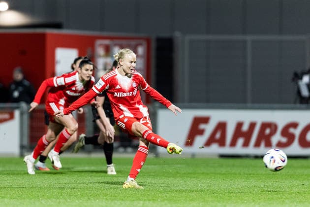 GOOGLE PIXEL Womens Bundesliga, Bayer 04 Leverkusen FC Bayern Munich 22 12 2025 Pernille Harder FC Bayern Munich, 21 shoots the penalty GOOGLE PIXEL Womens Bundesliga, Bayer 04 Leverkusen FC Bayern Munich, Leverkusen, Ulrich Haberland Stadium on 22 12 2025 DFB REGULATIONS PROHIBIT ANY USE OF PHOTOGRAPHS AS IMAGE SEQUENCES AND OR QUASI VIDEO Copyright: xBEAUTIFULxSPORTS Wunderlx