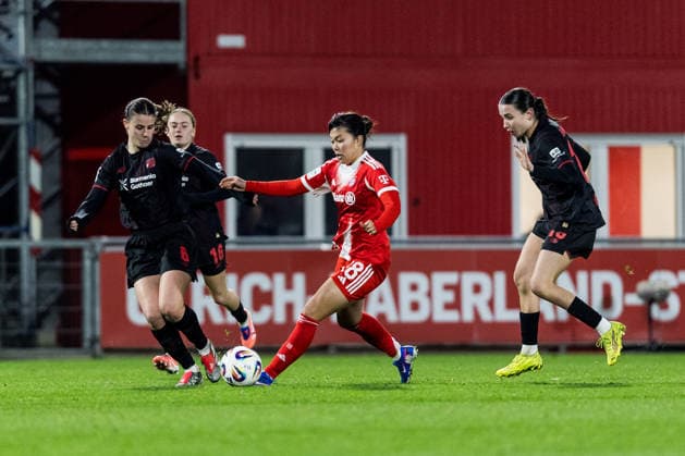 GOOGLE PIXEL Womens Bundesliga, Bayer 04 Leverkusen FC Bayern Munich 22 12 2025 duel Katharina Piljic Bayer 04 Leverkusen, 6 , Momoko Tanikawa FC Bayern Munich, 18 GOOGLE PIXEL Womens Bundesliga, Bayer 04 Leverkusen FC Bayern Munich, Leverkusen, Ulrich Haberland Stadion am 22 12 2025 DFB REGULATIONS PROHIBIT ANY USE OF PHOTOGRAPHS AS IMAGE SEQUENCES AND OR QUASI VIDEO Copyright: xBEAUTIFULxSPORTS Wunderlx