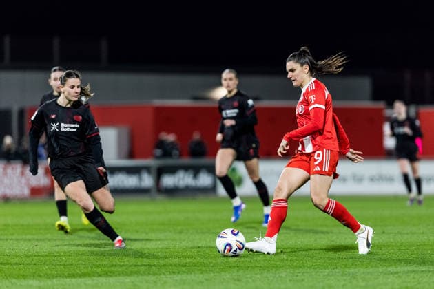 GOOGLE PIXEL Womens Bundesliga, Bayer 04 Leverkusen FC Bayern Munich 22 12 2025 Jovana Damnjanovic FC Bayern Munich, 9 on the ball GOOGLE PIXEL Womens Bundesliga, Bayer 04 Leverkusen FC Bayern Munich, Leverkusen, Ulrich Haberland Stadium on 22 12 2025 DFB REGULATIONS PROHIBIT ANY USE OF PHOTOGRAPHS AS IMAGE SEQUENCES AND OR QUASI VIDEO Copyright: xBEAUTIFULxSPORTS Wunderlx