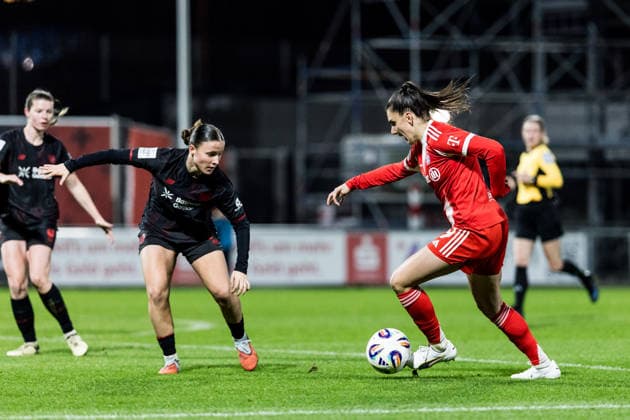 GOOGLE PIXEL Womens Bundesliga, Bayer 04 Leverkusen FC Bayern Munich 22 12 2025 duel Estrella Merino Gonzalez Bayer 04 Leverkusen, 10 , Jovana Damnjanovic FC Bayern Munich, 9 GOOGLE PIXEL Womens Bundesliga, Bayer 04 Leverkusen FC Bayern Munich, Leverkusen, Ulrich Haberland Stadium on 22 12 2025 DFB REGULATIONS PROHIBIT ANY USE OF PHOTOGRAPHS AS IMAGE SEQUENCES AND OR QUASI VIDEO Copyright: xBEAUTIFULxSPORTS Wunderlx
