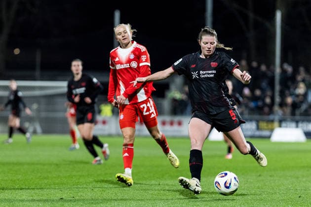GOOGLE PIXEL Frauen Bundesliga, Bayer 04 Leverkusen FC Bayern München 22 12 2025 Claudia Wenger Bayer 04 Leverkusen, 5 am Ball GOOGLE PIXEL Frauen Bundesliga, Bayer 04 Leverkusen FC Bayern München, Leverkusen, Ulrich Haberland Stadion am 22 12 2025 DFB REGULATIONS PROHIBIT ANY USE OF PHOTOGRAPHS AS IMAGE SEQUENCES AND OR QUASI VIDEO Copyright: xBEAUTIFULxSPORTS Wunderlx