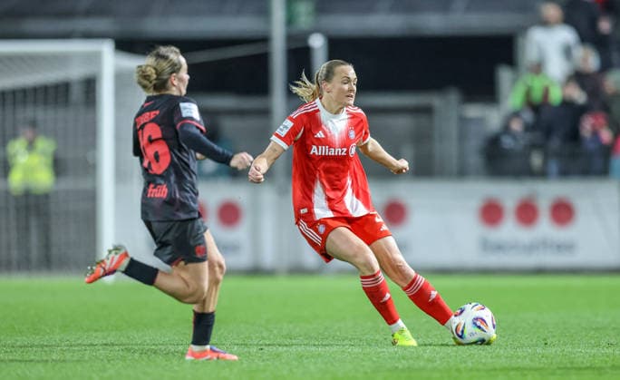 GER, Leverkusen, Bayer Leverkusen vs FC Bayern Munich, Google Pixel Womens Bundesliga, Football, DFB, Season 2025 2026, Ulrich Haberland Stadium, 14 Matchday in picture f l Sofie Zdebel Bayer Leverkusen 16 , Magdalena Eriksson Bayern Munich 5 DFB DFL REGULATIONS PROHIBIT ANY USE OF PHOTOGRAPHS AS IMAGE SEQUENCES AND OR QUASI VIDEO, 22 12 2025 Copyright: HMBxMedia HendrikxHamelau