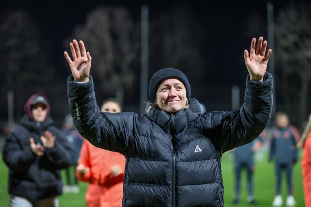Sport Themen der Woche KW52 GER, Leverkusen, Bayer Leverkusen vs FC Bayern München, Google Pixel Frauen Bundesliga, Fussball, DFB, Spielzeit 2025 2026, Ulrich-Haberland-Stadion, 14. Spieltag im Bild: Lea Schüller (Bayern München Frauen 11) verabschiedet sich von den Fans von FC Bayern München Frauen, Tränen, Emotionen DFB DFL REGULATIONS PROHIBIT ANY USE OF PHOTOGRAPHS AS IMAGE SEQUENCES AND OR QUASI-VIDEO, 22.12.2025 *** GER, Leverkusen, Bayer Leverkusen vs FC Bayern Munich, Google Pixel Womens Bundesliga, Football, DFB, Season 2025 2026, Ulrich Haberland Stadium, 14 Matchday in picture Lea Schüller Bayern Munich Women 11 says goodbye to the fans of FC Bayern Munich Women, Tears, Emotions DFB DFL REGULATIONS PROHIBIT ANY USE OF PHOTOGRAPHS AS IMAGE SEQUENCES AND OR QUASI VIDEO, 22 12 2025 Copyright: HMBxMedia HendrikxHamelau
