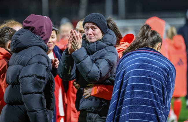 GER, Leverkusen, Bayer Leverkusen vs FC Bayern Munich, Google Pixel Womens Bundesliga, Football, DFB, Season 2025 2026, Ulrich Haberland Stadium, 14 Matchday in picture Lea Schüller Bayern Munich Women 11 says goodbye to the fans of FC Bayern Munich Women, Tears, Emotions DFB DFL REGULATIONS PROHIBIT ANY USE OF PHOTOGRAPHS AS IMAGE SEQUENCES AND OR QUASI VIDEO, 22 12 2025 Copyright: HMBxMedia HendrikxHamelau