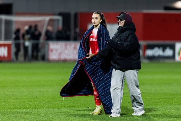 GOOGLE PIXEL Womens Bundesliga, Bayer 04 Leverkusen FC Bayern Munich 22 12 2025 Natalia Padilla Bidas FC Bayern Munich, 23 and Lena Oberdorf FC Bayern Munich, 8 thank the fans GOOGLE PIXEL Womens Bundesliga, Bayer 04 Leverkusen FC Bayern Munich, Leverkusen, Ulrich Haberland Stadium on 22 12 2025 DFB REGULATIONS PROHIBIT ANY USE OF PHOTOGRAPHS AS IMAGE SEQUENCES AND OR QUASI VIDEO Copyright: xBEAUTIFULxSPORTS Wunderlx