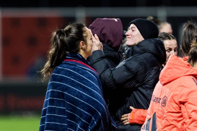 GOOGLE PIXEL Womens Bundesliga, Bayer 04 Leverkusen FC Bayern München 22 12 2025 Lea Schüller FC Bayern München, 11 is seen off by the fans, applauds towards the curve GOOGLE PIXEL Womens Bundesliga, Bayer 04 Leverkusen FC Bayern München, Leverkusen, Ulrich Haberland Stadion am 22 12 2025 DFB REGULATIONS PROHIBIT ANY USE OF PHOTOGRAPHS AS IMAGE SEQUENCES AND OR QUASI VIDEO Copyright: xBEAUTIFULxSPORTS Wunderlx