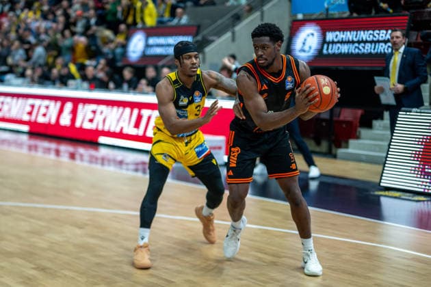 Stefan Smith MHP RIESEN Ludwigsburg, 03 , TJ Bamba Rasta Vechta, 05 , GER, MHP RIESEN Ludwigsburg vs Rasta Vechta, easycredit BBL, Basketball, Bundesliga, Matchday 11, Season 2025 2026, 22 12 2025, 06 12 2025, GER, MHP RIESEN Ludwigsburg vs Rasta Vechta, easycredit BBL, Basketball, Bundesliga, Matchday 11, Season 2025 2026, 22 12 2025 Ludwigsburg Copyright: xEibner-Pressefoto SaschaxWaltherx EP_EER