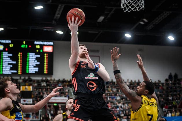 Luc van Slooten Rasta Vechta, 06 vs Julis Baumer MHP RIESEN Ludwigsburg, 37 , left and Elijah Hughes MHP RIESEN Ludwigsburg, 07 , right GER, MHP Riesen Ludwigsburg RASTA Vechta, easycredit BBL, Basketball, Bundesliga, 11 Matchday, Season 2025 2026, 22 12 2025 GER, MHP Riesen Ludwigsburg RASTA Vechta, easycredit BBL, Basketball, Bundesliga, 11 Matchday, Season 2025 2026, 22 12 2025 Ludwigsburg Copyright: xSandyxDinkelackerx EP_SDR