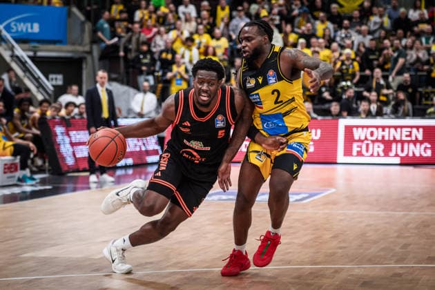 TJ Bamba Rasta Vechta, 05 vs Tray Buchanan MHP RIESEN Ludwigsburg, 02 GER, MHP Riesen Ludwigsburg RASTA Vechta, easycredit BBL, Basketball, Bundesliga, 11 Matchday, Season 2025 2026, 22 12 2025 GER, MHP Riesen Ludwigsburg RASTA Vechta, easycredit BBL, Basketball, Bundesliga, 11 Matchday, Season 2025 2026, 22 12 2025 Ludwigsburg Copyright: xSandyxDinkelackerx EP_SDR