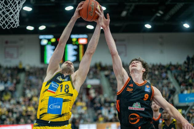 Jonas Wohlfarth Bottermann MHP RIESEN Ludwigsburg, 18 , Joschka Ferner Rasta Vechta, 09 , GER, MHP RIESEN Ludwigsburg vs Rasta Vechta, easycredit BBL, Basketball, Bundesliga, Matchday 11, Season 2025 2026, 22 12 2025, 06 12 2025, GER, MHP RIESEN Ludwigsburg vs Rasta Vechta, easycredit BBL, Basketball, Bundesliga, Matchday 11, Season 2025 2026, 22 12 2025 Ludwigsburg Copyright: xEibner-Pressefoto SaschaxWaltherx EP_EER