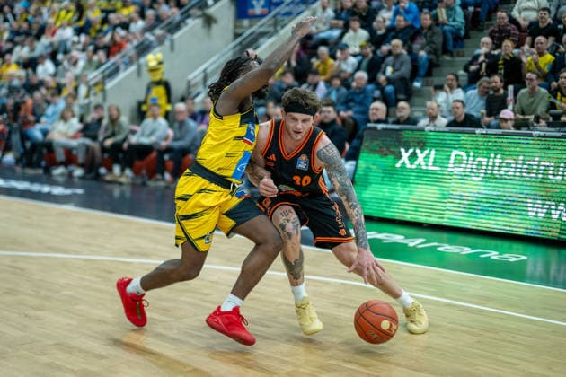 Traveon Buchanan MHP RIESEN Ludwigsburg, 02 , Booker Coplin Rasta Vechta, 30 , GER, MHP RIESEN Ludwigsburg vs Rasta Vechta, easycredit BBL, Basketball, Bundesliga, Matchday 11, Season 2025 2026, 22 12 2025, 06 12 2025, GER, MHP RIESEN Ludwigsburg vs Rasta Vechta, easycredit BBL, Basketball, Bundesliga, Matchday 11, Season 2025 2026, 22 12 2025 Ludwigsburg Copyright: xEibner-Pressefoto SaschaxWaltherx EP_EER