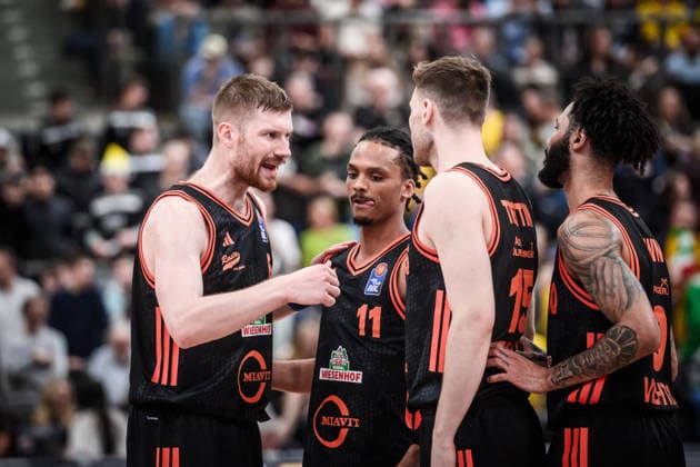 Luc van Slooten Rasta Vechta, 06 speaks to Alonzo Verge Jr Rasta Vechta, 11 , Linus Trettin Rasta Vechta, 15 and Tevin Brown Rasta Vechta, 10 GER, MHP Riesen Ludwigsburg RASTA Vechta, easycredit BBL, Basketball, Bundesliga, 11 Matchday, Season 2025 2026, 22 12 2025 GER, MHP Riesen Ludwigsburg RASTA Vechta, easycredit BBL, Basketball, Bundesliga, 11 Matchday, Season 2025 2026, 22 12 2025 Ludwigsburg Copyright: xSandyxDinkelackerx EP_SDR