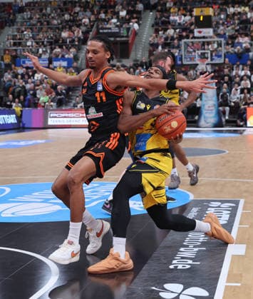 Ludwigsburg , easyCredit Basketball Bundesliga MHP Riesen Ludwigsburg vs Rasta Vechta , from left Alonzo Verge Vechta Stefan Smith Riesen