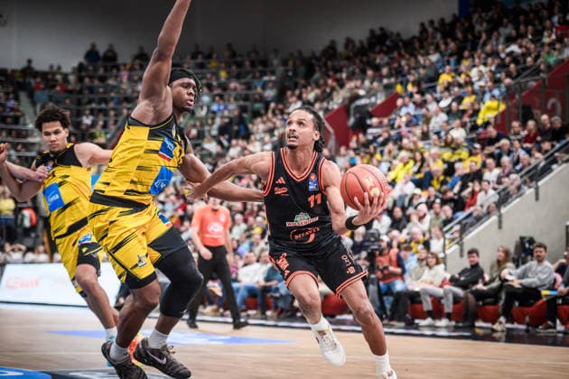 Alonzo Verge Jr Rasta Vechta, 11 vs Keeshawn Kellman MHP RIESEN Ludwigsburg, 32 GER, MHP Riesen Ludwigsburg RASTA Vechta, easycredit BBL, Basketball, Bundesliga, 11 Matchday, Season 2025 2026, 22 12 2025 GER, MHP Riesen Ludwigsburg RASTA Vechta, easycredit BBL, Basketball, Bundesliga, 11 Matchday, Season 2025 2026, 22 12 2025 Ludwigsburg Copyright: xSandyxDinkelackerx EP_SDR