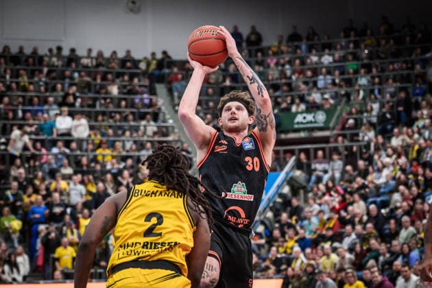 Booker Coplin Rasta Vechta, 30 vs Tray Buchanan MHP RIESEN Ludwigsburg, 02 GER, MHP Riesen Ludwigsburg RASTA Vechta, easycredit BBL, Basketball, Bundesliga, 11 Matchday, Season 2025 2026, 22 12 2025 GER, MHP Riesen Ludwigsburg RASTA Vechta, easycredit BBL, Basketball, Bundesliga, 11 Matchday, Season 2025 2026, 22 12 2025 Ludwigsburg Copyright: xSandyxDinkelackerx EP_SDR