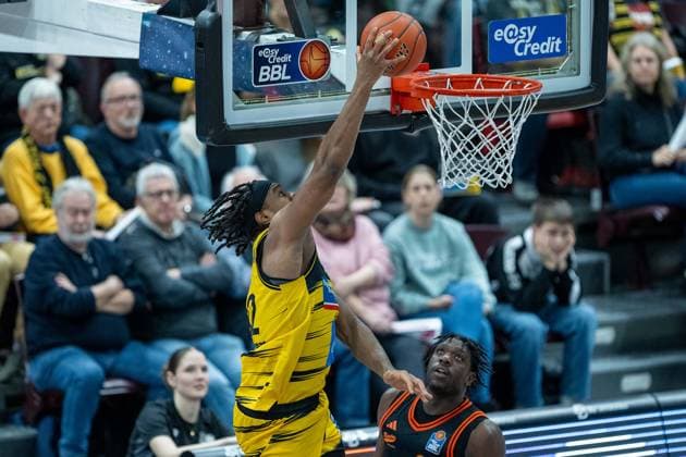 Keeshawn Kellman MHP RIESEN Ludwigsburg, 32 , Malcolm Dandridge Rasta Vechta, 23 , GER, MHP RIESEN Ludwigsburg vs Rasta Vechta, easycredit BBL, Basketball, Bundesliga, Matchday 11, Season 2025 2026, 22 12 2025, 06 12 2025, GER, MHP RIESEN Ludwigsburg vs Rasta Vechta, easycredit BBL, Basketball, Bundesliga, Matchday 11, Season 2025 2026, 22 12 2025 Ludwigsburg Copyright: xEibner-Pressefoto SaschaxWaltherx EP_EER