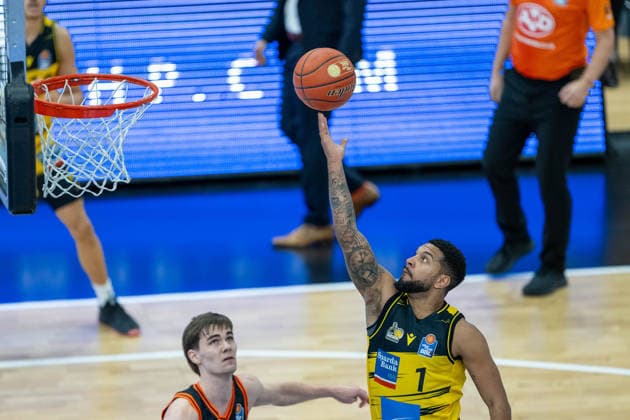 Joschka Ferner Rasta Vechta, 09 , Elijah Hughes MHP RIESEN Ludwigsburg, 07 , GER, MHP RIESEN Ludwigsburg vs Rasta Vechta, easycredit BBL, Basketball, Bundesliga, Matchday 11, Season 2025 2026, 22 12 2025, 06 12 2025, GER, MHP RIESEN Ludwigsburg vs Rasta Vechta, easycredit BBL, Basketball, Bundesliga, Matchday 11, Season 2025 2026, 22 12 2025 Ludwigsburg Copyright: xEibner-Pressefoto SaschaxWaltherx EP_EER
