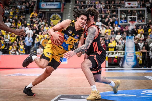 Lenny Anigbata MHP RIESEN Ludwigsburg, 12 vs Booker Coplin Rasta Vechta, 30 GER, MHP Riesen Ludwigsburg RASTA Vechta, easycredit BBL, Basketball, Bundesliga, 11 Matchday, Season 2025 2026, 22 12 2025 GER, MHP Riesen Ludwigsburg RASTA Vechta, easycredit BBL, Basketball, Bundesliga, 11 Matchday, Season 2025 2026, 22 12 2025 Ludwigsburg Copyright: xSandyxDinkelackerx EP_SDR
