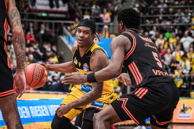 Stefan Smith MHP RIESEN Ludwigsburg, 03 vs TJ Bamba Rasta Vechta, 05 GER, MHP Riesen Ludwigsburg RASTA Vechta, easycredit BBL, Basketball, Bundesliga, 11 Matchday, Season 2025 2026, 22 12 2025 GER, MHP Riesen Ludwigsburg RASTA Vechta, easycredit BBL, Basketball, Bundesliga, 11 Matchday, Season 2025 2026, 22 12 2025 Ludwigsburg Copyright: xSandyxDinkelackerx EP_SDR