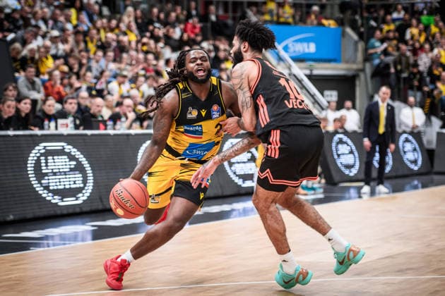 Tray Buchanan MHP RIESEN Ludwigsburg, 02 vs Tevin Brown Rasta Vechta, 10 GER, MHP Riesen Ludwigsburg RASTA Vechta, easycredit BBL, Basketball, Bundesliga, 11 Matchday, Season 2025 2026, 22 12 2025 GER, MHP Riesen Ludwigsburg RASTA Vechta, easycredit BBL, Basketball, Bundesliga, 11 Matchday, Season 2025 2026, 22 12 2025 Ludwigsburg Copyright: xSandyxDinkelackerx EP_SDR