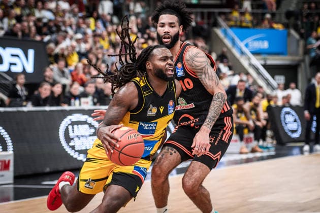 Tray Buchanan MHP RIESEN Ludwigsburg, 02 vs Tevin Brown Rasta Vechta, 10 GER, MHP Riesen Ludwigsburg RASTA Vechta, easycredit BBL, Basketball, Bundesliga, 11 Matchday, Season 2025 2026, 22 12 2025 GER, MHP Riesen Ludwigsburg RASTA Vechta, easycredit BBL, Basketball, Bundesliga, 11 Matchday, Season 2025 2026, 22 12 2025 Ludwigsburg Copyright: xSandyxDinkelackerx EP_SDR